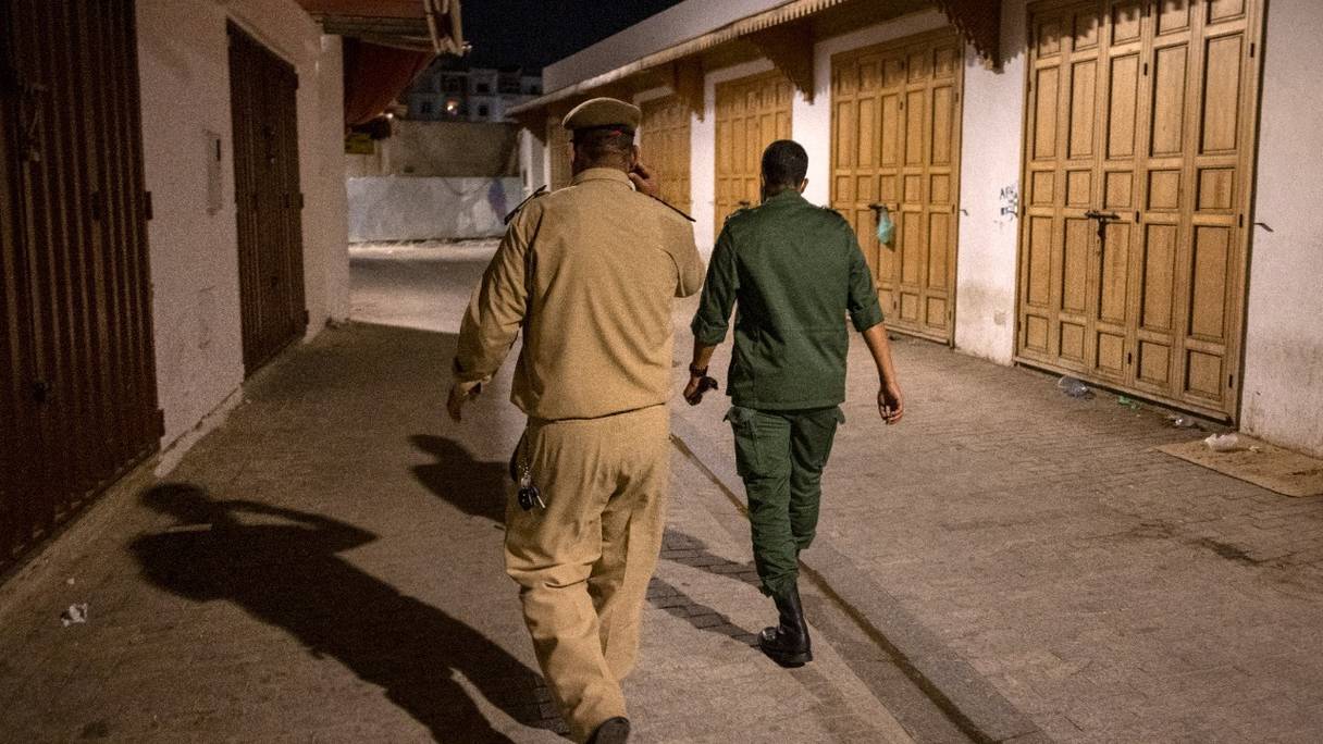 Des membres des forces de sécurité patrouillent dans la médina de Rabat, le 3 août 2021, alors que l'heure du couvre-feu a été avancée à 21 heures, devant l'augmentation des cas de Covid-19.
