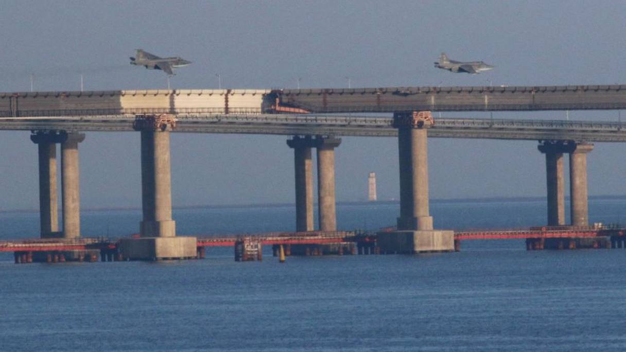 Des avions de combat russes survolent un pont reliant la Russie à la péninsule de Crimée, le mardi 26 novembre 2018.
