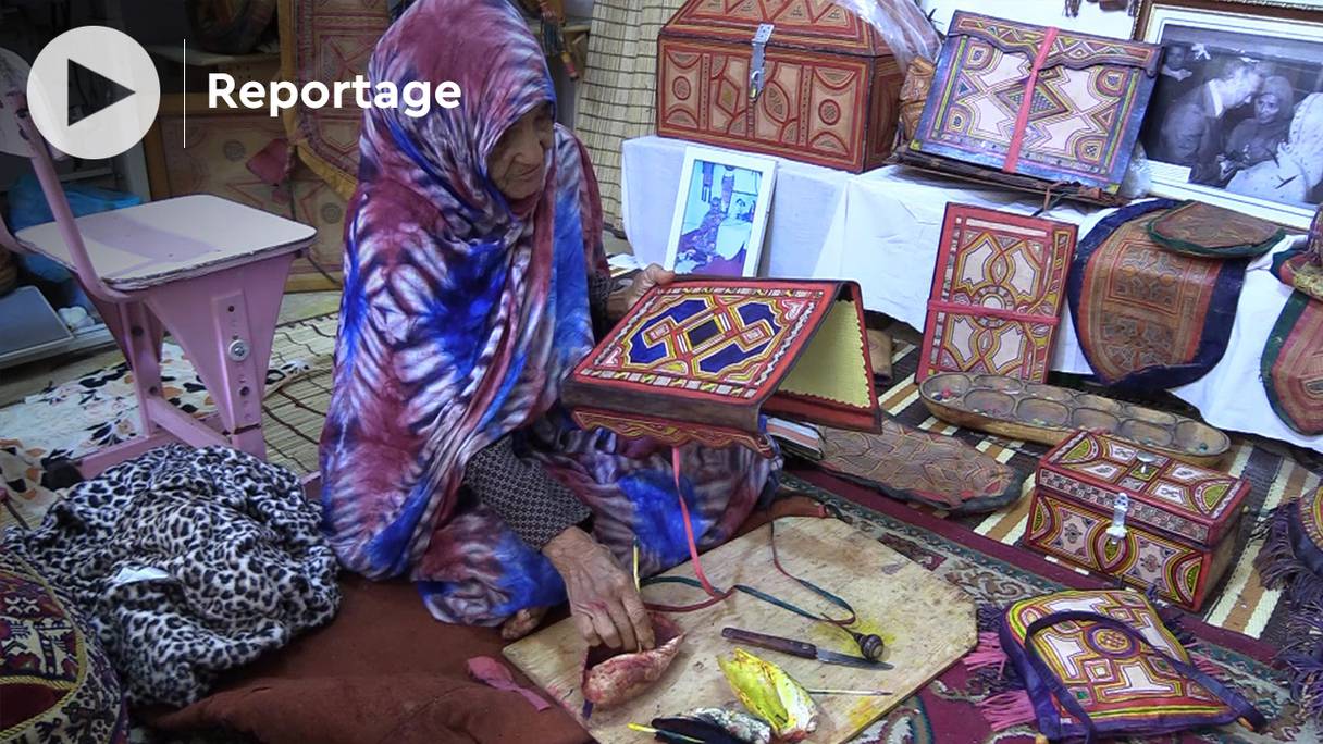 Le travail du cuir, qui repose sur la tannerie de peaux de chèvres et de chameaux, est un métier exercé en majorité par les femmes sahraouies, qui utilisent plusieurs outils pour ce faire. 
