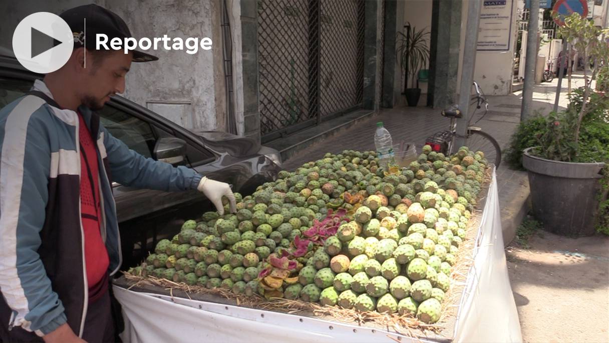 Les charrettes de figues de barbarie font leur retour sur les artères de Casablanca, mais en proposant ce fruit très prisé en été à des prix élevés.
