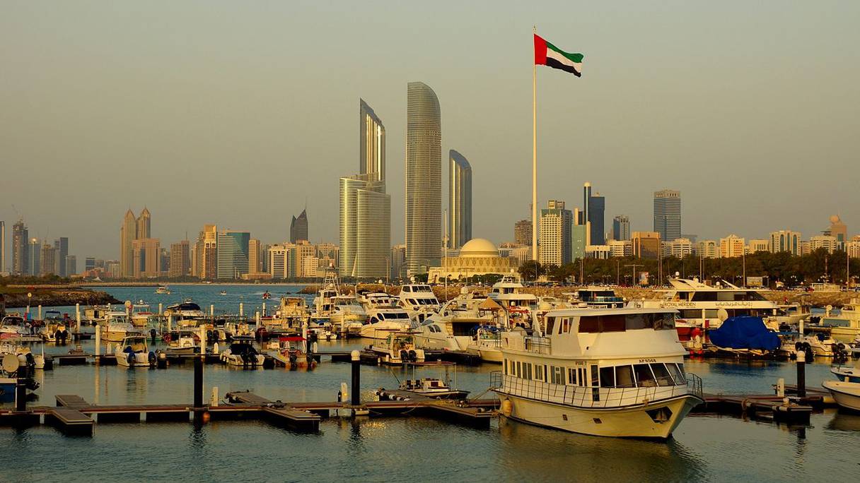 Skyline d'Abu Dhabi, capitale des Emirats arabes unis, vue depuis les brise-lames de la marina, en mars 2014. 
