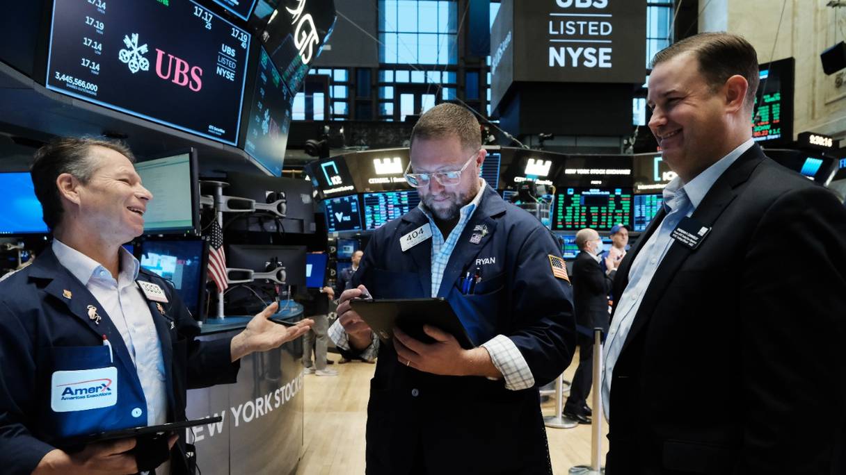 Des traders travaillent sur le parquet de Wall Street, au début des échanges, après la forte baisse des actions mondiales, de crainte du nouveau variant Omicron, découvert en Afrique du Sud, le 29 novembre 2021, à New York.
