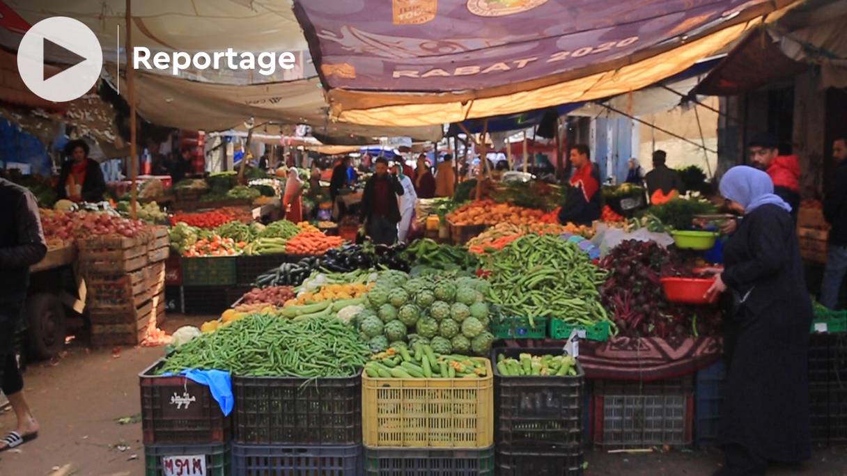 A Casablanca, dans le souk Zemmouri du quartier de Derb Ghallef, les prix des fruits et légumes restent accessibles aux petites bourses.
