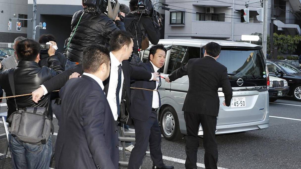 Un véhicule quitte le domicile de Carlos Ghosn à Tokyo, jeudi 4 avril 2019.
