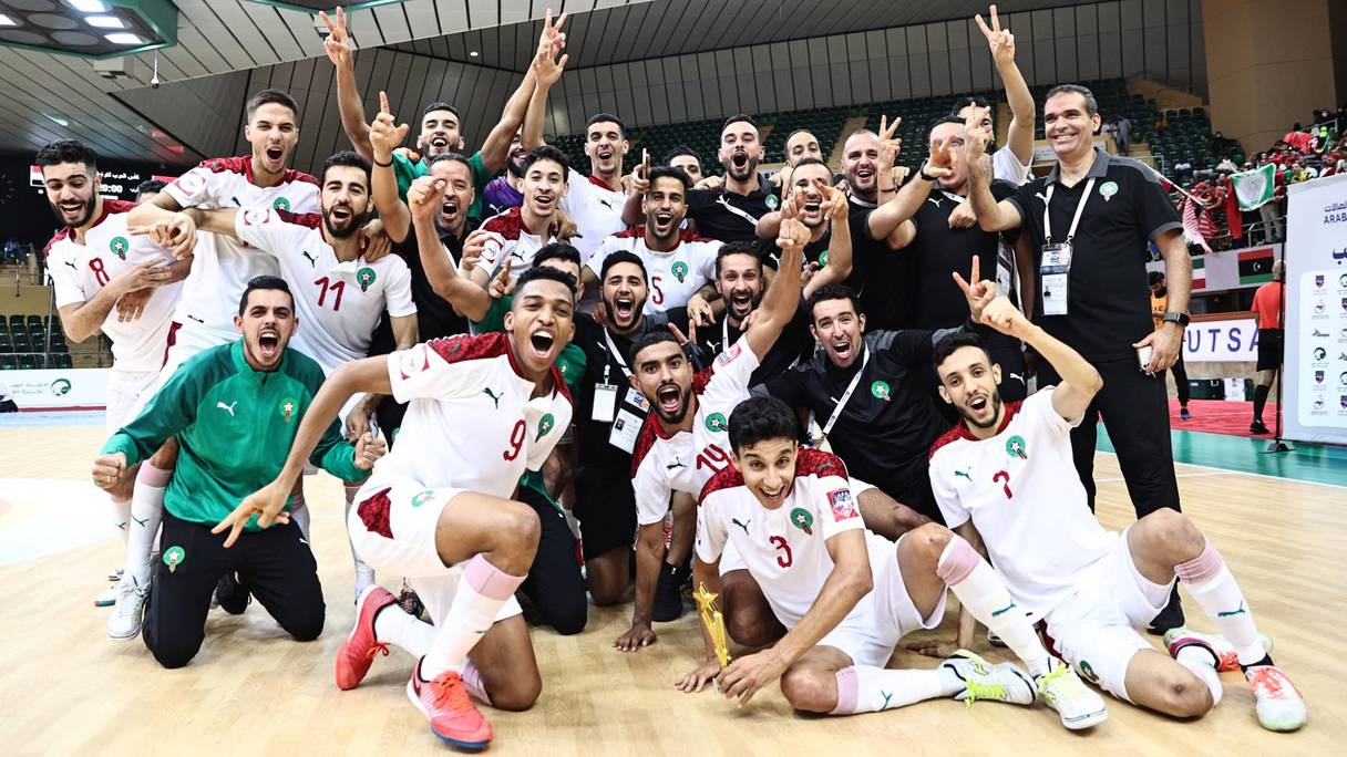 Les Lions de l'Atlas après la victoire en finale de la Coupe arabe de futsal face à l'Irak, mardi 28 juin à Dammam en Arabie saoudite.
