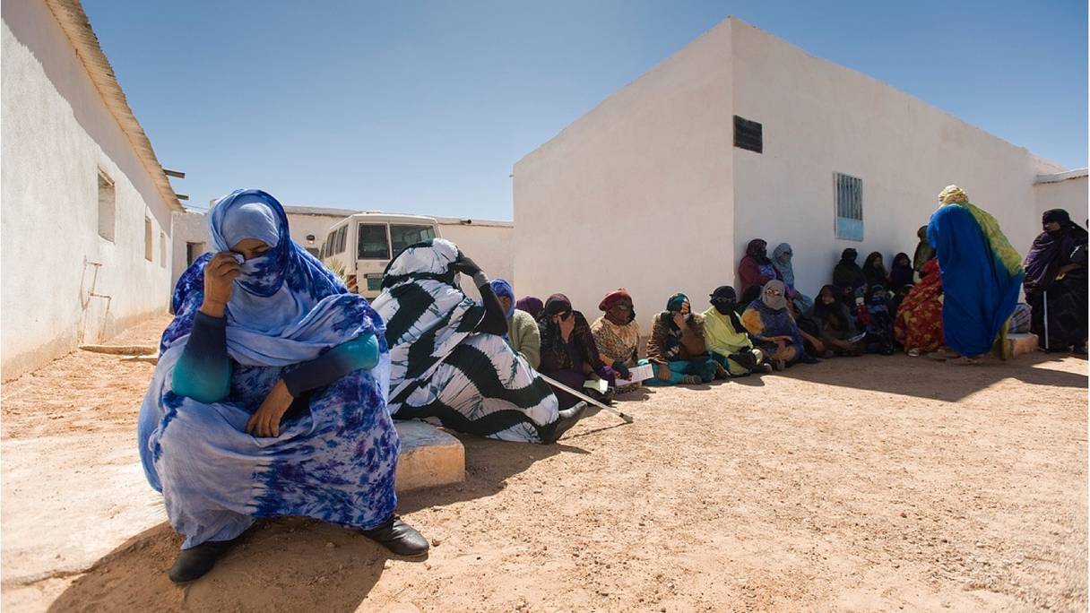 Des femmes sahraouies à Rabouni attendant une hypothétique distribution de l'aide internationale.
