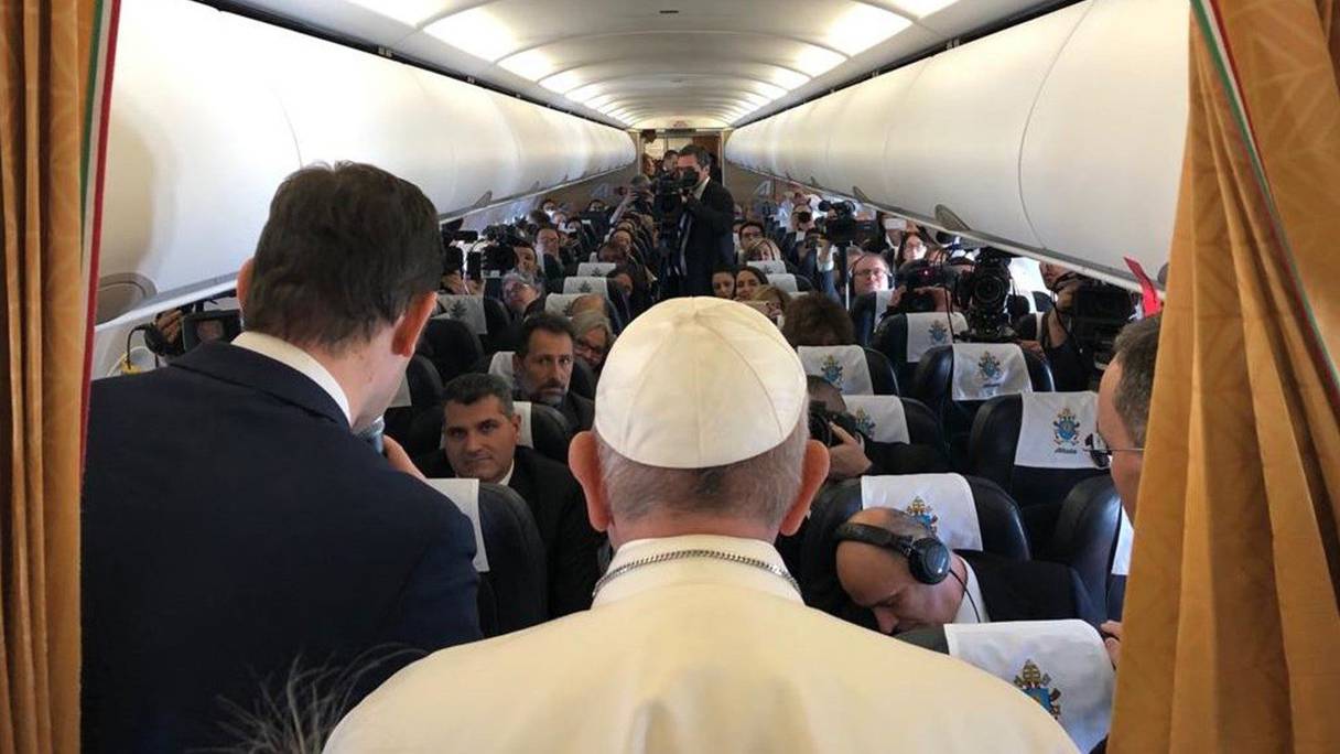 Le pape François face aux jourbnalistes sur le vol qui le ramenait au Vatican.
