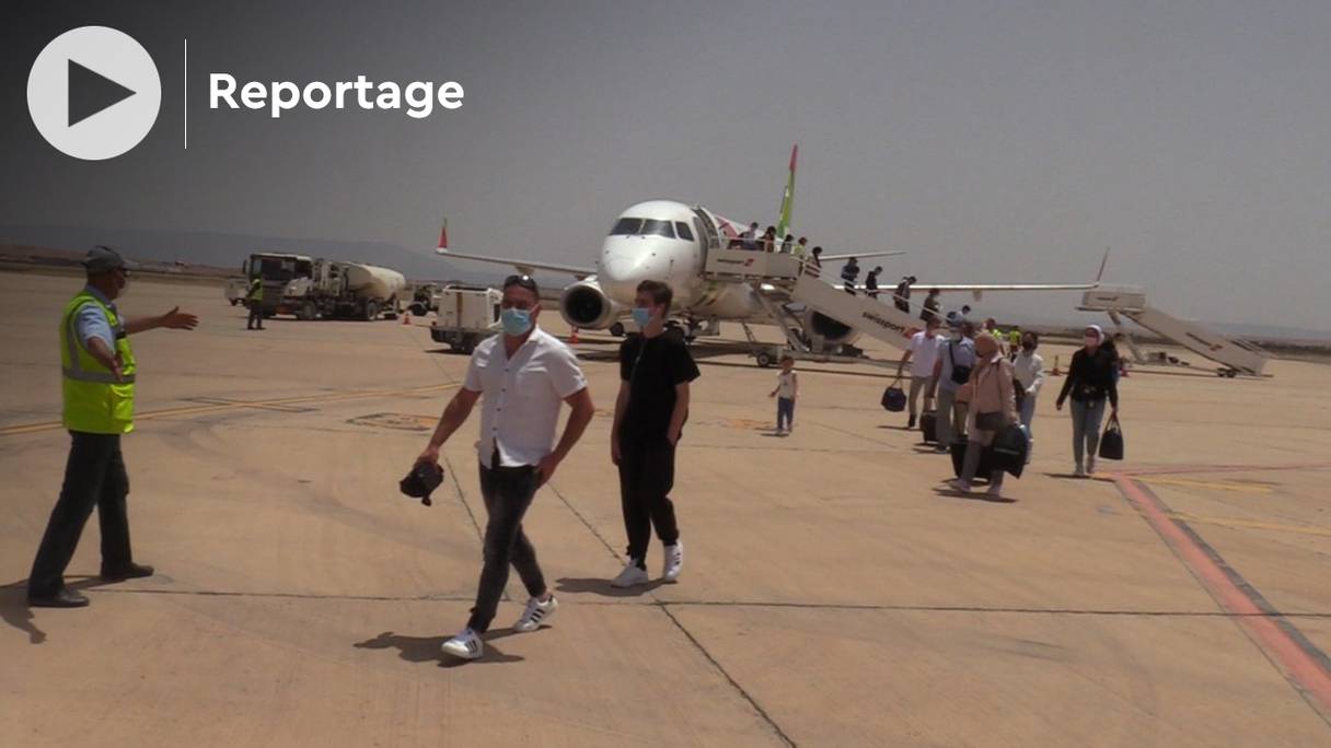 Les passagers de la nouvelle ligne aérienne reliant Oujda à Lisbonne sur le tarmac de l’aéroport d’Oujda-Angad.
