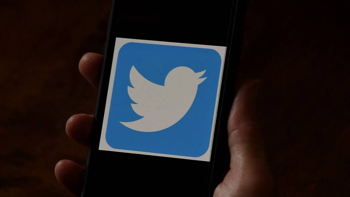 Le logo du réseau social Twitter, affiché sur un téléphone mobile le 27 mai 2020 à Arlington, en Virginie. 
