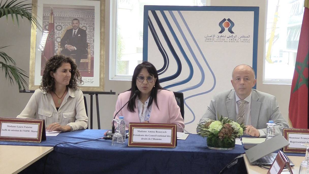 Amina Bouayach (au centre), présidente du Conseil national des droits de l’homme lors du séminaire sur «L’inclusion des étrangers (ères) dans le chantier de la protection sociale - Principes et défis d’opérationnalisation», jeudi 29 septembre 2022 à Rabat.
