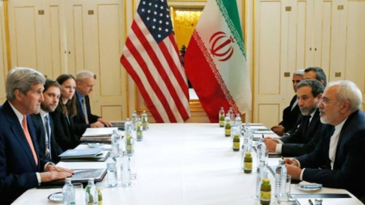 Le secrétaire d'Etat américain John Kerry (g) face à son homologue iranien.
