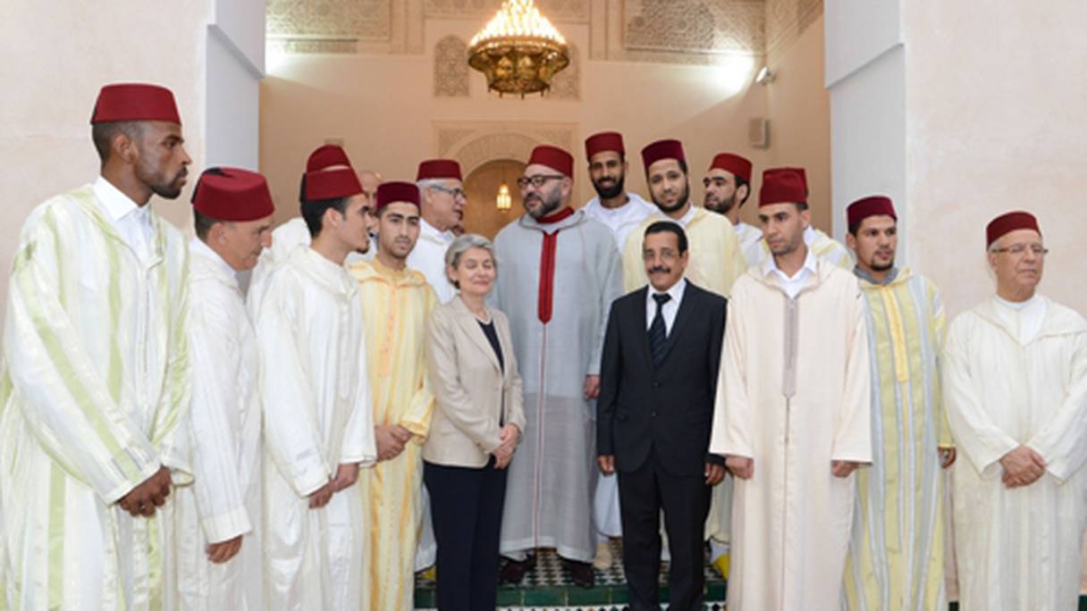 Mohammed VI présidant la présentation du programme de réhabilitation des médersas restaurés de Fès et leur ouverture au profit d’étudiants de la Quaraouyine.
