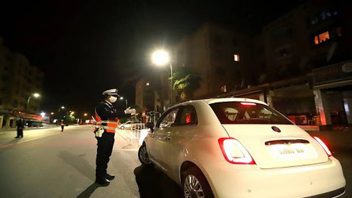 Contrôle de police nocturne, au moment du couvre-feu, pendant le ramadan 2020. 
