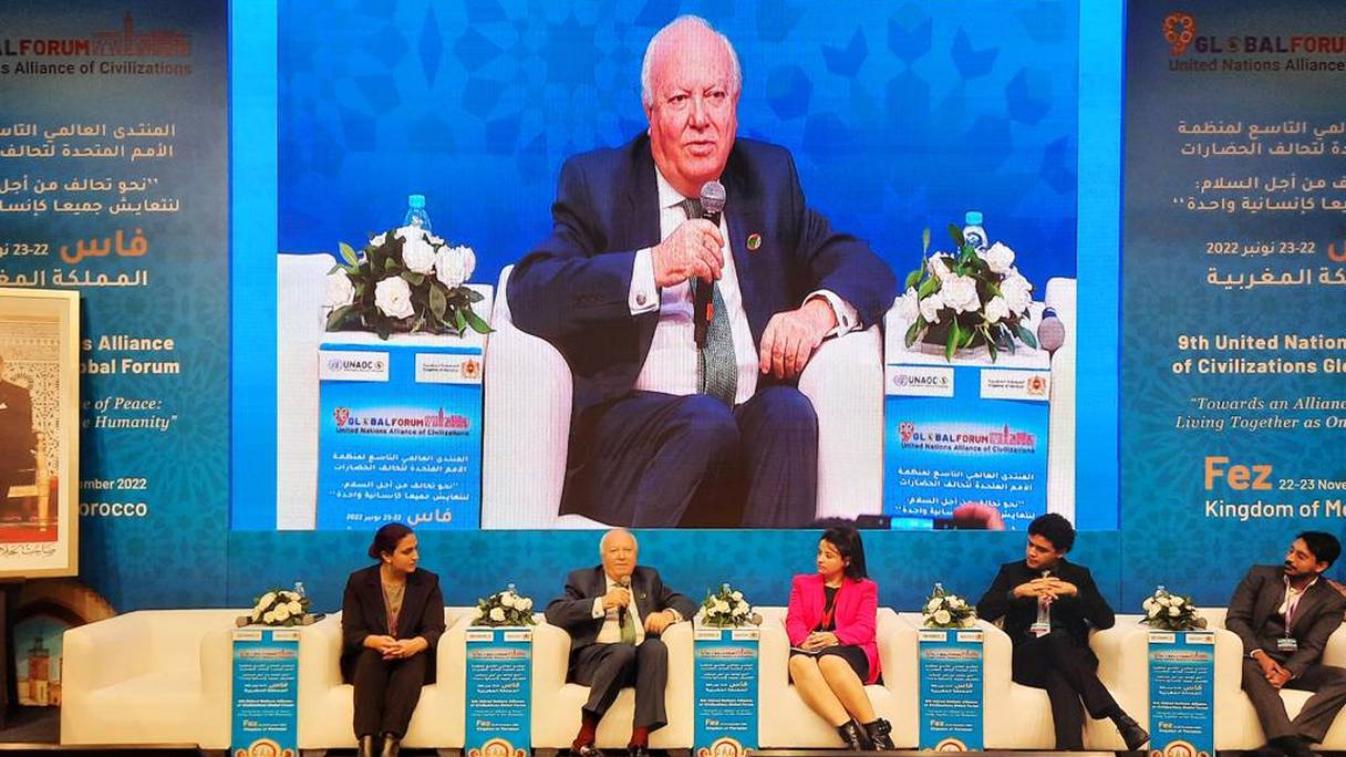 Miguel Angel Moratinos, Haut-Représentant des Nations Unies pour l’UNAOC, filmé et retransmis sur un écran géant, à un panel au cours des travaux du 9e Forum Mondial de l’Alliance des Civilisations des Nations Unies, organisé à Fès du 22 au 23 novembre 2022. 
