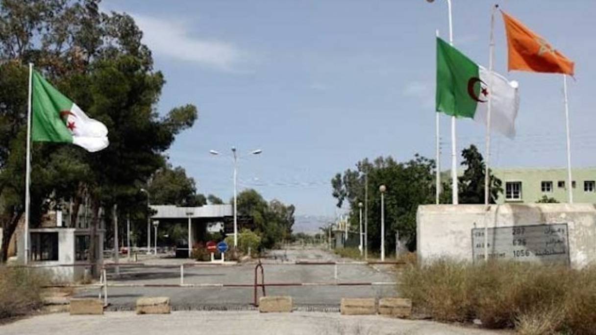 Le poste-frontière entre le Maroc et l'Algérie, côté Maroc. 
