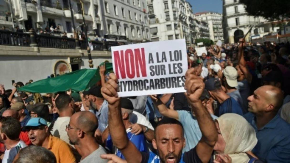 Dimanche, c'est un projet de loi sur les hydrocarbures, dans un pays riche en pétrole, qui a fait descendre des citoyens algériens dans la rue.
