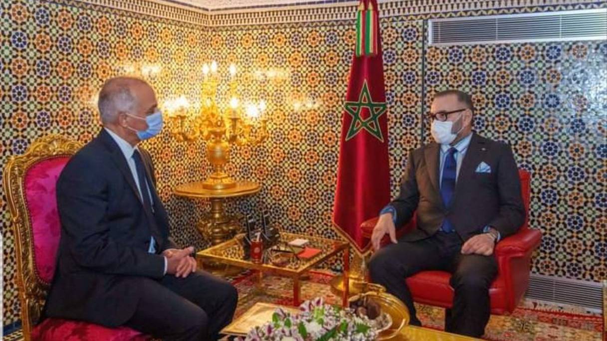 Le roi Mohammed VI reçoit en audience Chakib Benmoussa, à l'occasion de la remise du rapport de la CSMD, à Fès, le 25 mai 2021. 
