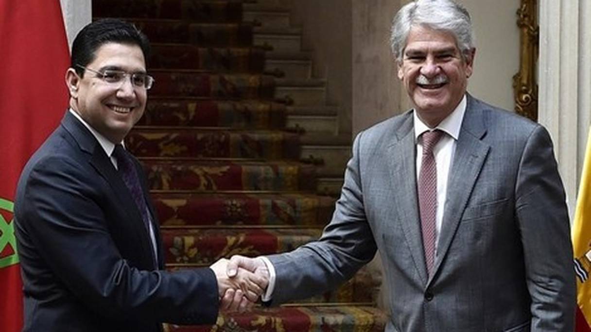 Poignée de mains chaleureuse entre les ministres Nasser Bourita et Alfonso Dastis.
