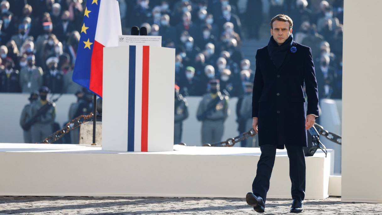 Emmanuel Macron, un Bleuet-de-France épinglé au revers de son manteau, à une cérémonie à l'Arc de Triomphe, devant la Tombe du Soldat inconnu, à Paris, le 11 novembre 2021, aux commémorations marquant le 103e anniversaire de l'Armistice, signé le 11 novembre 1918.

