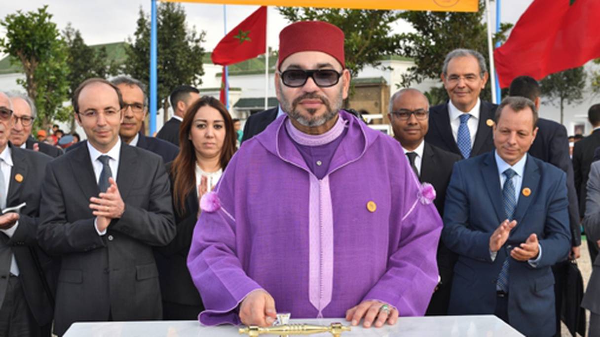 Le roi Mohammed VI lançant les travaux de construction d’un Centre de soins de santé primaires à Ain Chock à Casablanca.
