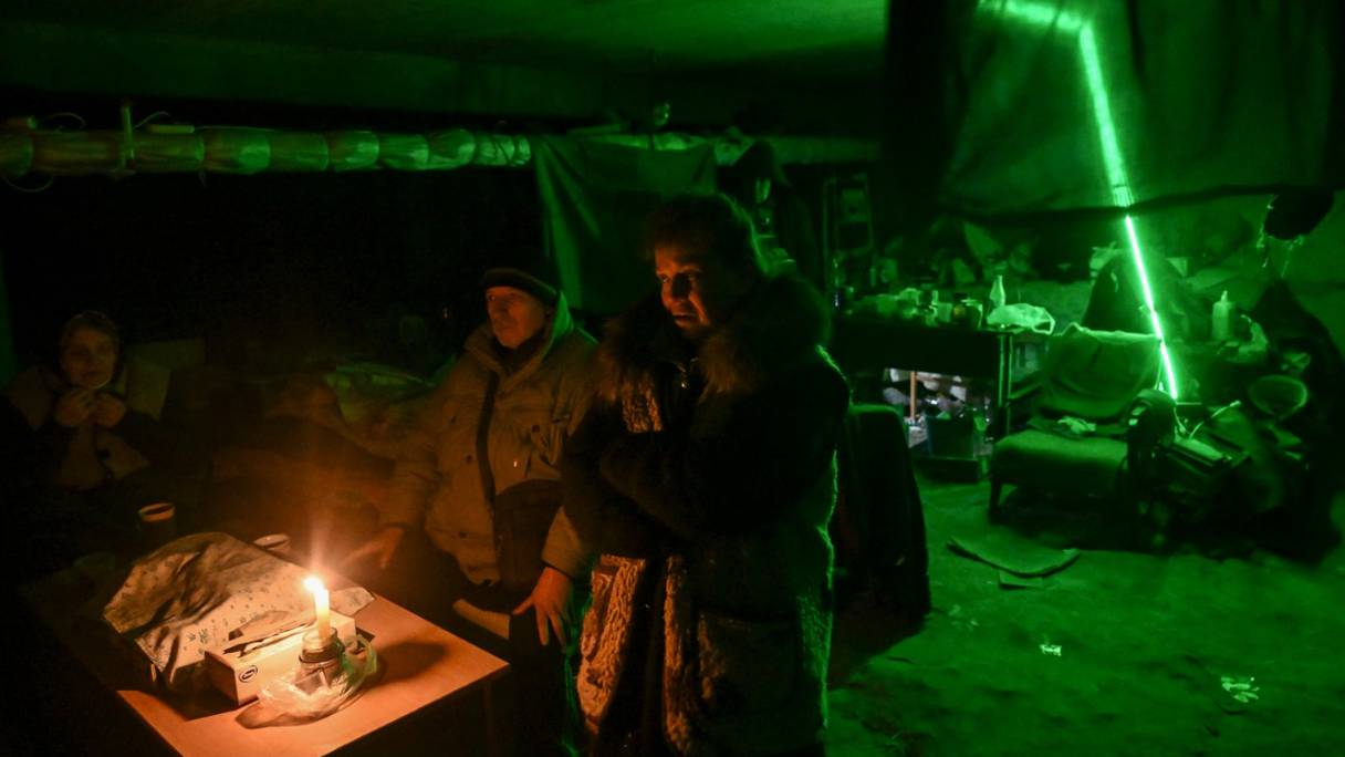 Des personnes se sont réfugiées dans le sous-sol d'une école où ils vivent depuis un mois, à Kharkiv, en Ukraine, le 27 mars 2022.
