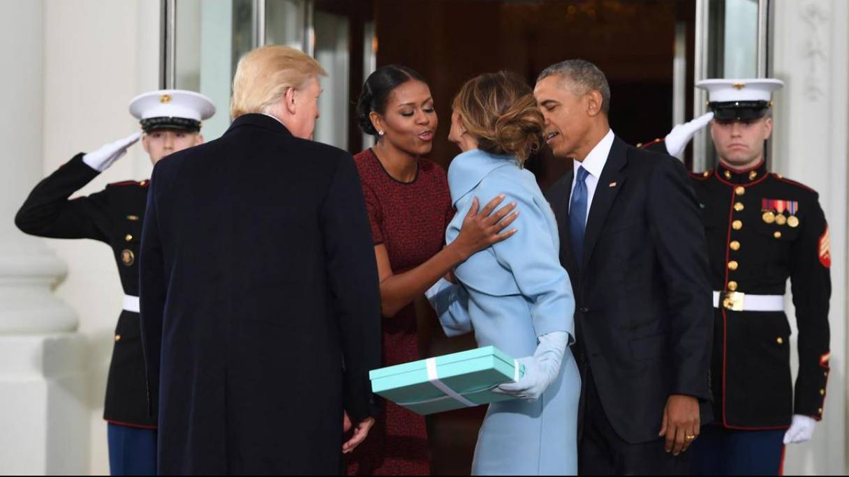 Melania Trump sur le point d'offrir son cadeau à Michelle Obama le 20 janvier. 
