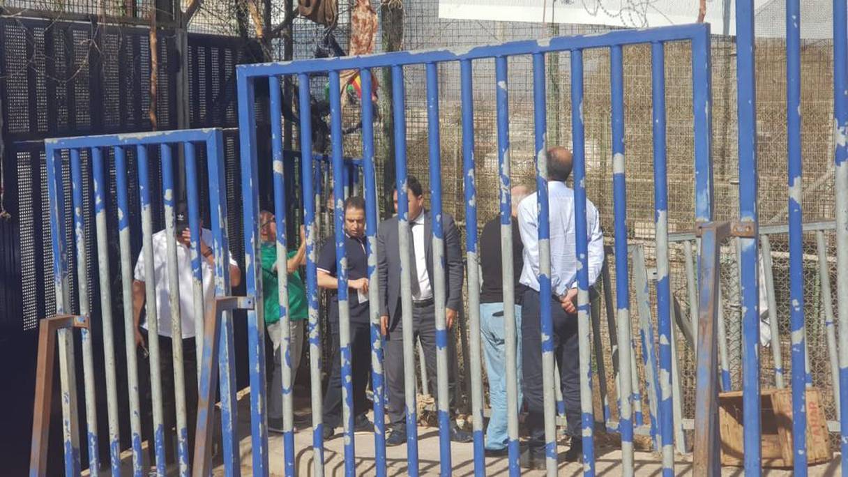 Les membres de la mission d'information du CNDH visitant le lieu de la bousculade, au niveau de la clôture de Melilia.
