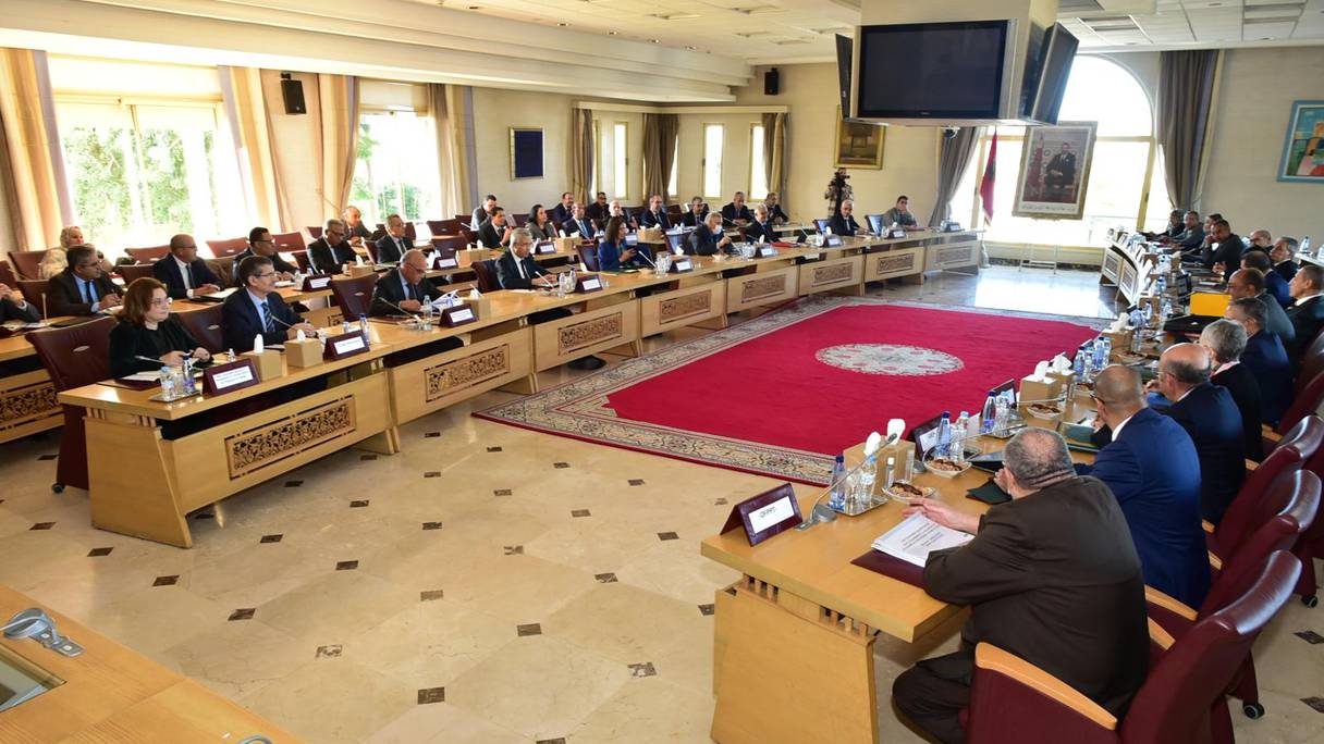 Réunion du comité de pilotage chargé du suivi des programmes de développement dans les Provinces du sud, qui a permis à ses membres (gouvernement, élus et autorités locaux) de faire un bilan d'étape des réalisations en cours, à Rabat, le 30 novembre 2022. 
