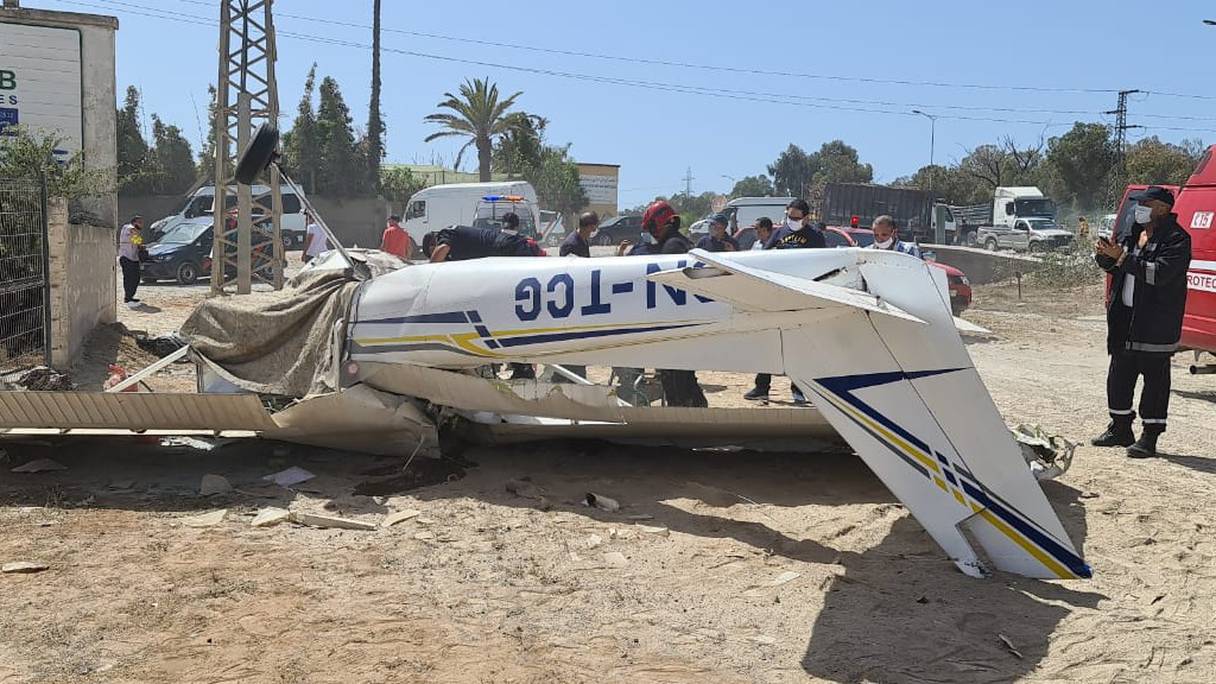 L'avion biplace s'est écrasé près de Kénitra le jeudi 20 août 2020, causant le décès des deux personnes à bord.  
