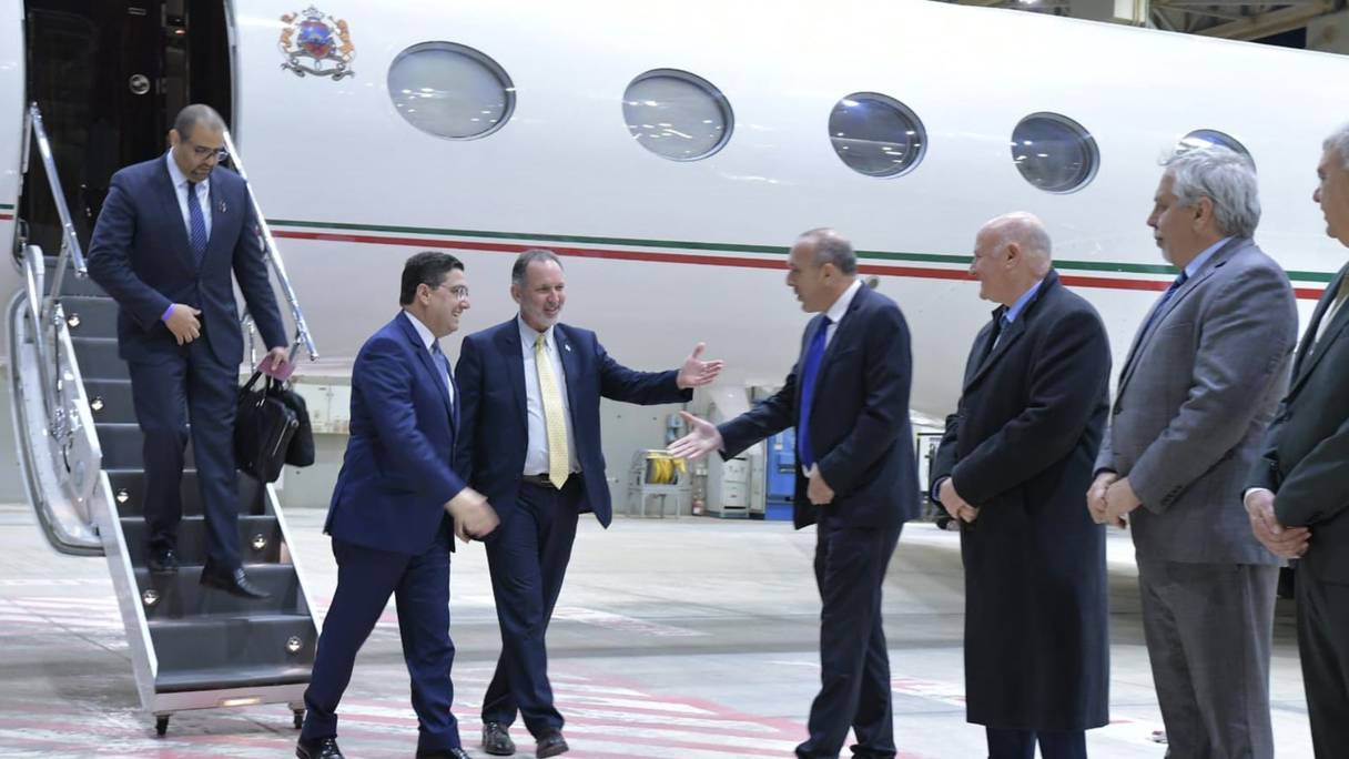 Nasser Bourita, ministre marocain des Affaires étrangères, descend de l'avion après son arrivée à l'aéroport de Bar Yahuda, en Israël, le 27 mars 2022. 
