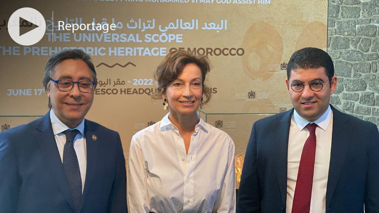 De gauche à droite: Samir Addahre, Audrey Azoulay, et Mehdi Bensaïd, au cours d'une exposition et d'un colloque international sur «la portée universelle du patrimoine préhistorique du Maroc», au siège de l'Unesco, à Paris, le 17 juin 2022. 
