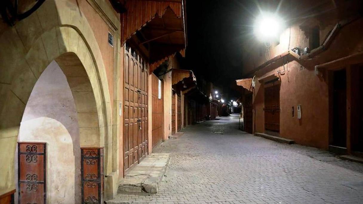 Une rue déserte de la médina de Marrakech, en plein couvre-feu nocturne ramadanesque, le 23 avril 2021.
