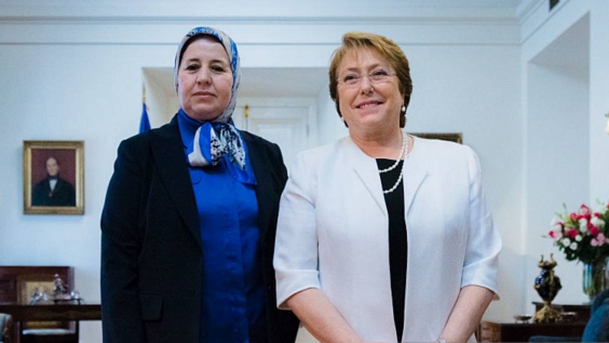 Kenza El Ghali et Michelle Bachelet, la présidente du Chili.
