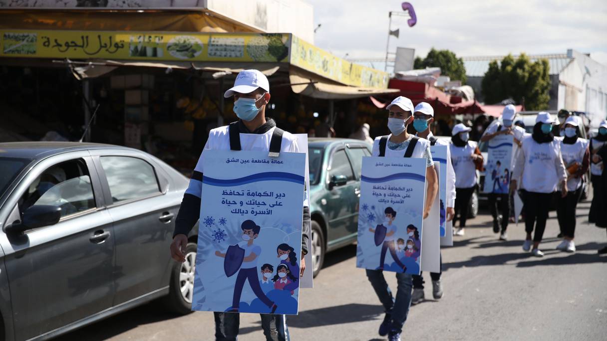 Des jeunes acteurs de la société civile, le 5 octobre 2020, lors d'une campagne de sensibilisation à Casablanca sur les mesures de précaution à respecter pour freiner la propagation du Covid-19. 
