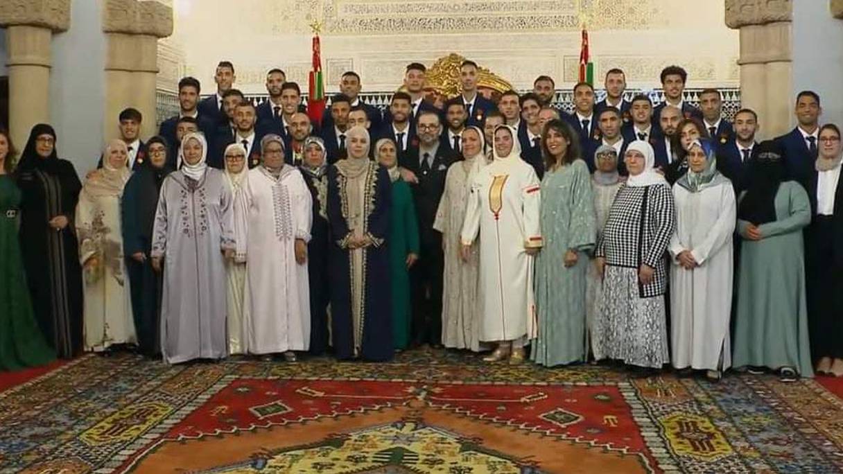 Le roi Mohammed VI, accompagné du prince héritier Moulay El Hassan et du prince Moulay Rachid, a reçu mardi 20 décembre 2022, au Palais royal à Rabat, les membres de l’équipe nationale de football et leurs mères.
