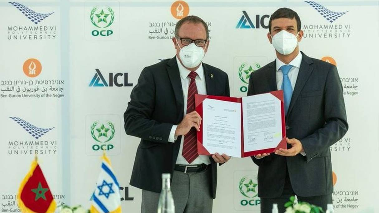 Hicham El Habti, président de l'UM6P, et Daniel Chamovitz, président de l'Université Ben Gourion, lors de la signature d'un protocole d'accord entre les deux institutions portant sur le développement durable et le changement climatique, le 12 octobre 2021.
