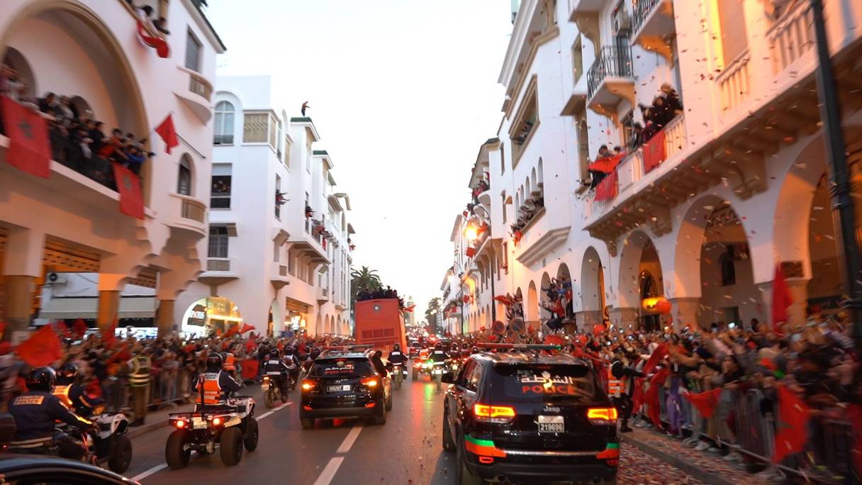 Le bus des Lions de l'Atlas dans les rues de Rabat, le mardi 20 décembre 2022.
