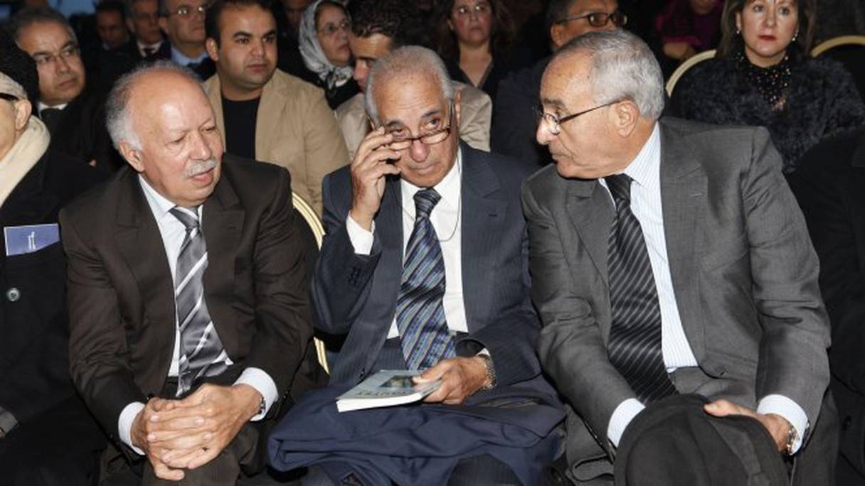 Abdelhak Lamrini entouré de Khalid Naciri, ancien ministre de la Communication, et Mustapha El Ktiri, haut commissaire aux anciens résistants et anciens membres de l'Armée de libération.
