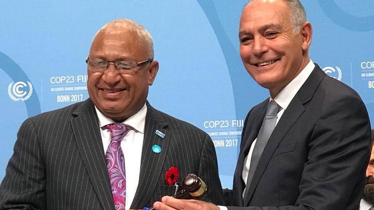 Le Premier ministre des îles Fidji reçoit le flambeau de la COP23 des mains de Salaheddine Mezouar.
