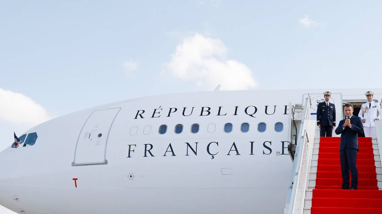 Le président français Emmanuel Macron s'apprête à embarquer dans l'avion présidentiel, à l'aéroport d'Alger, le 27 août 2022, après une visite de trois jours en Algérie.
