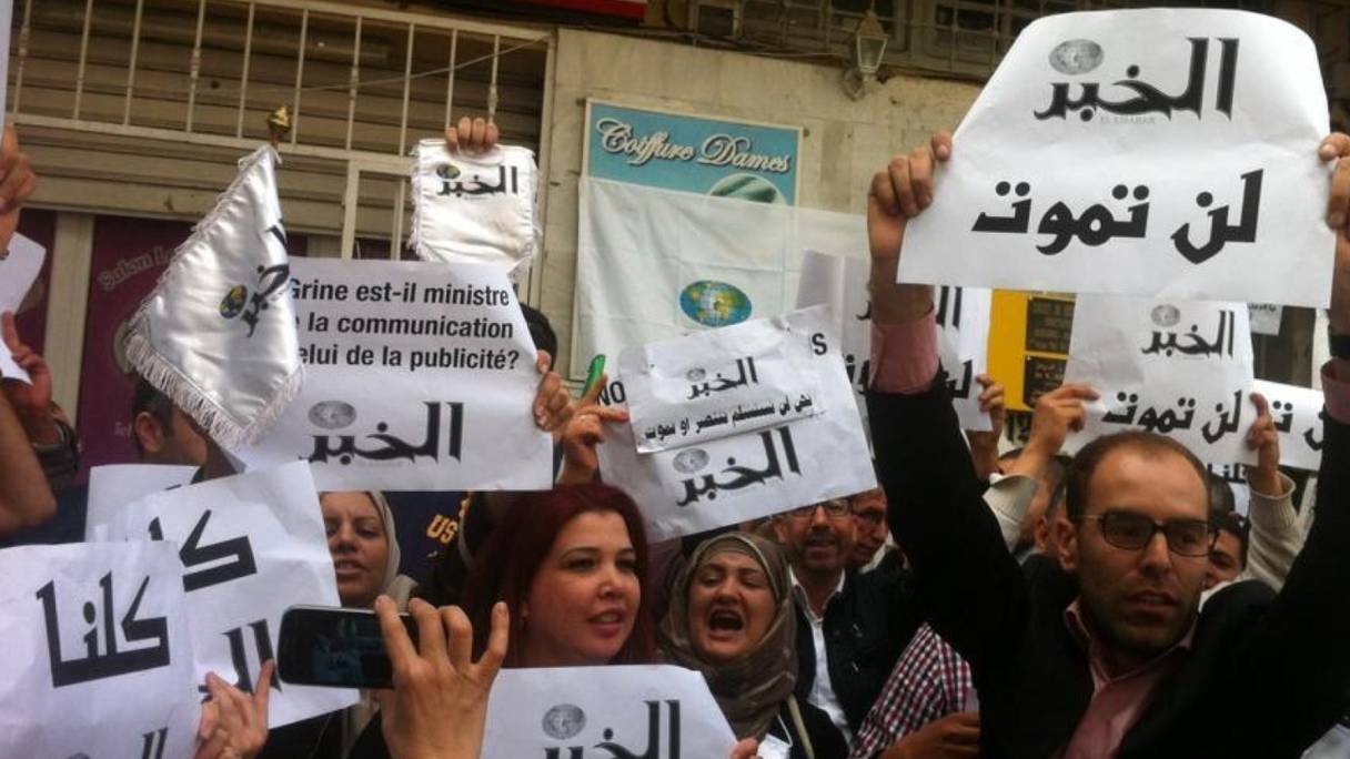 L'émission "Nass Stah" de la chaîne de téléivision privée censurée appartient au groupe de presse "El Khabar". Ici, un sit-in de solidarité observé par des acteurs associatifs algériens avec ce groupe férocement combattu par le clan Bouteflika.
