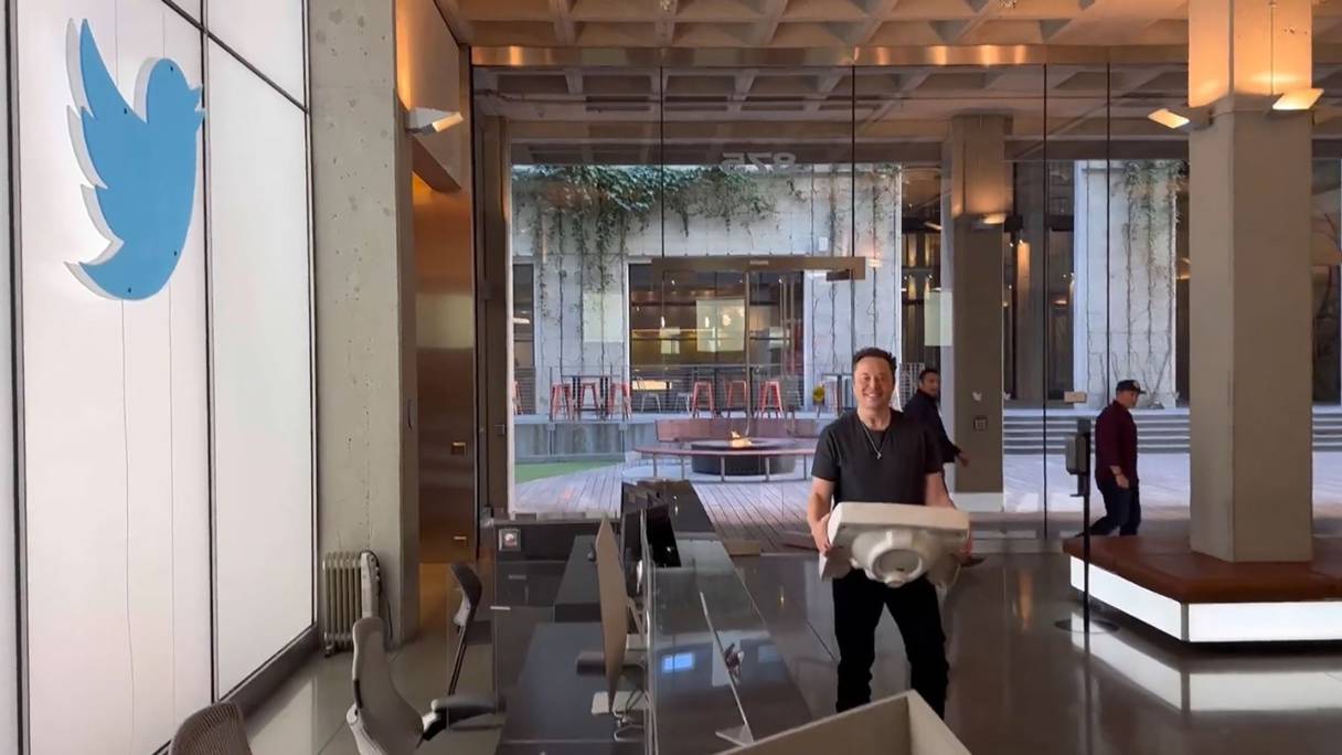 Première apparition d'Elon Musk, qui porte un lavabo, au siège de Twitter, à San Francisco, quelques jours avant que sa prise de contrôle controversée de l'entreprise ne soit finalisée, le 26 octobre 2022.

