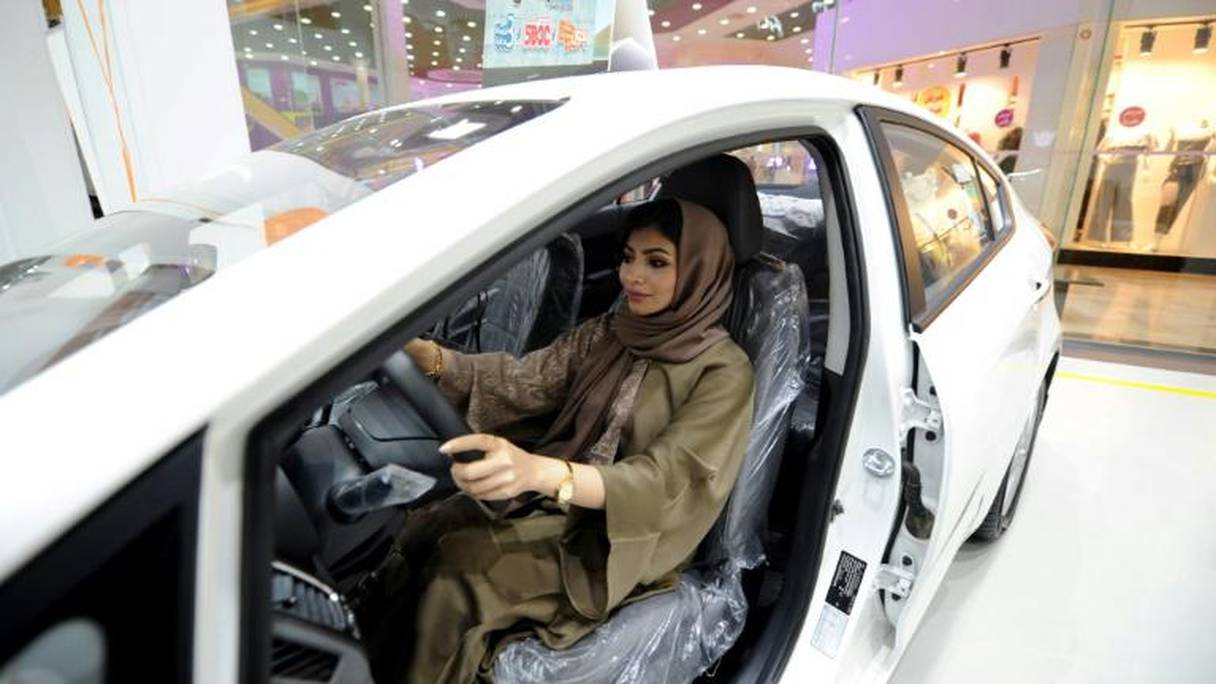Premier salon automobile permanent pour les femmes ouvert dans un centre commercial de Jeddah, dans l'ouest de l'Arabie saoudite, le 11 janvier 2018.
