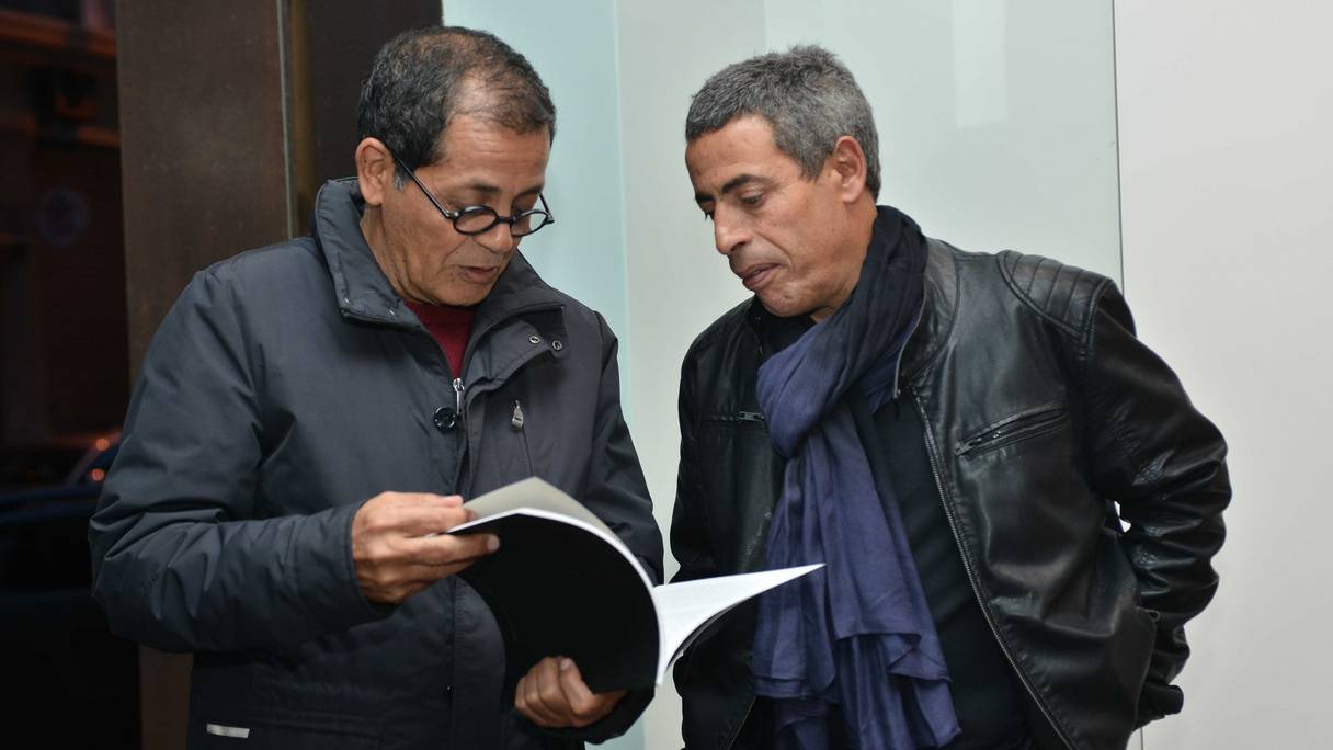 Le critique d'art Moulim El Aroussi (à gauche) et l'artiste Hassan Darsi
