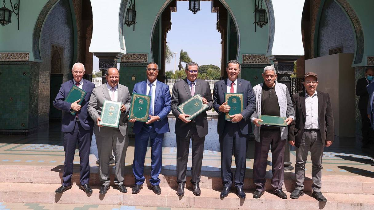 Photo de famille suite à la réunion entre le gouvernement et les partenaires sociaux, qui a mené à la signature d'un accord social, le 30 avril 2022 à Rabat.
