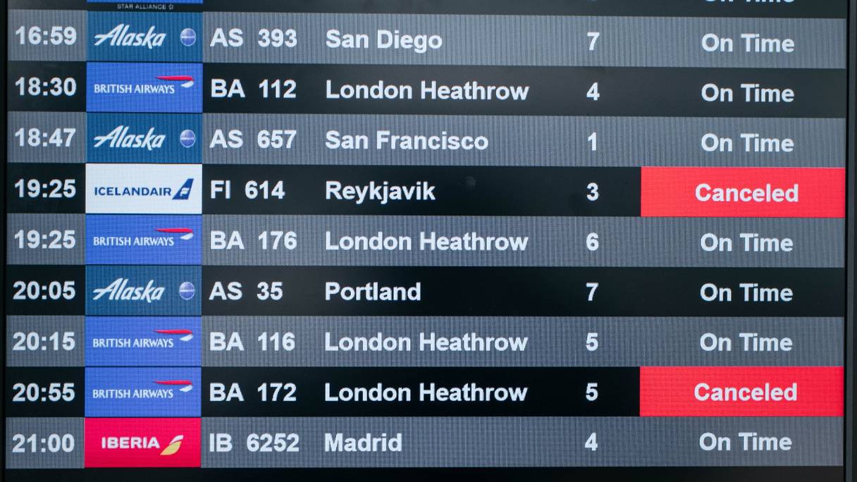 Un écran d'information répertorie plusieurs vols annulés au terminal 7 de l'aéroport international John F. Kennedy, le 24 décembre 2021, à New York.

