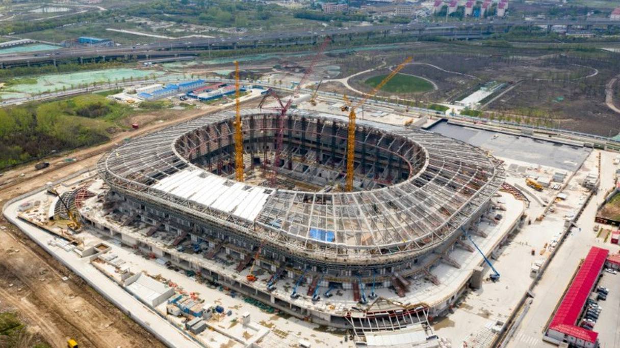 Le nouveau stade de Shanghai SIPG en construction, à Shanghai en Chine, le 22 avril 2020
