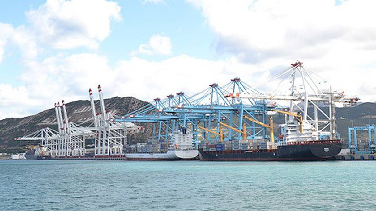 Port de Laâyoune. Premier port de pêche du Royaume, il totalise 43% des débarquements de la pêche côtière et son activité polyvalente annuelle est de près de 5 millions de tonnes (hydrocarbures, phosphates, sable). Construit voici 40 ans, sa dernière extension date de 2003. 

