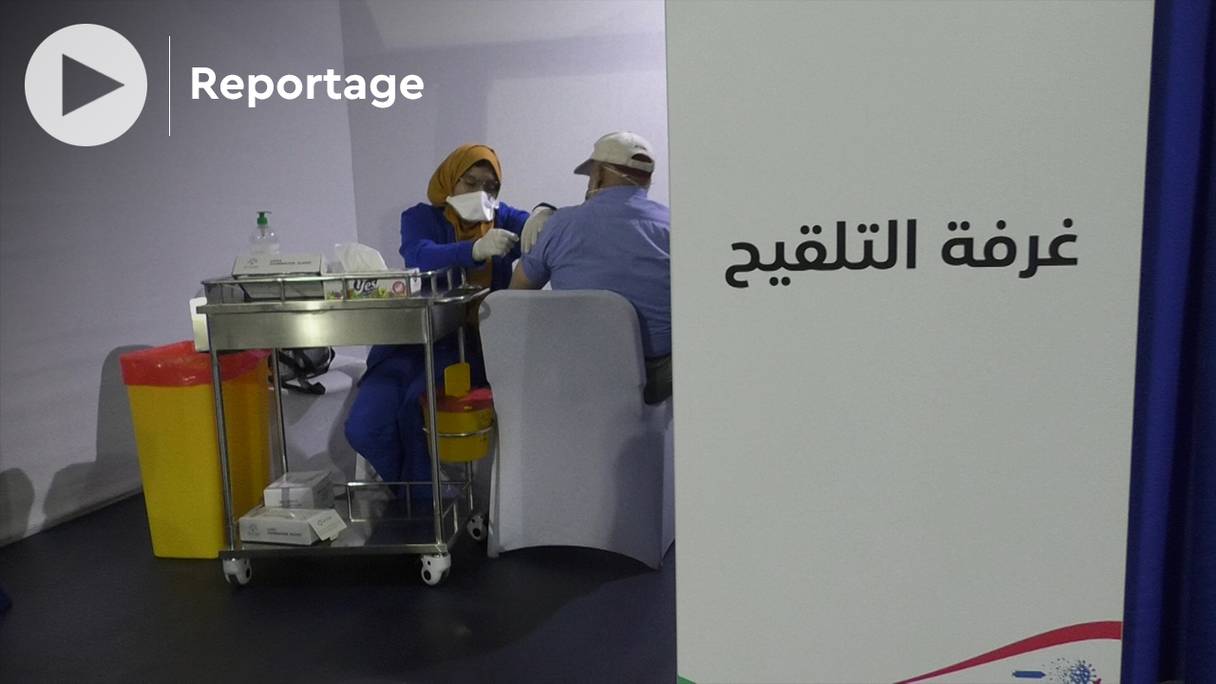 Le centre de vaccination intelligent et intégré situé dans le quartier Errahma de Casablanca connait une forte affluence.
