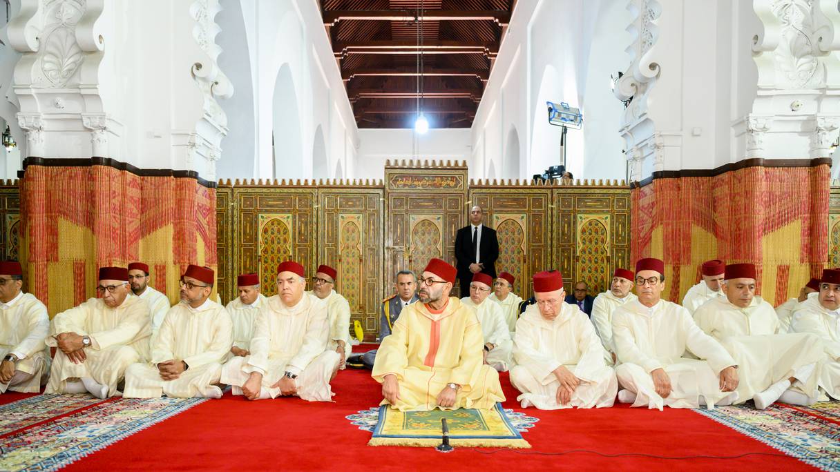 Le roi Mohammed VI lors de la la prière du vendredi du 7 avril 2023 à la mosquée Al Mohammadi à Casablanca.